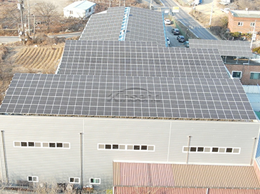 telhado de metal e painéis solares